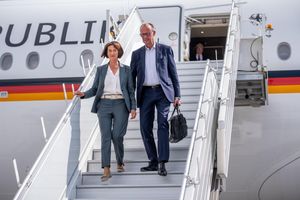 Ankunft in Kanada: Kanzler Friedrich Merz kommt in Begleitung seiner Frau Charlotte zum G7-Gipfel - Foto: Michael Kappeler/dpa