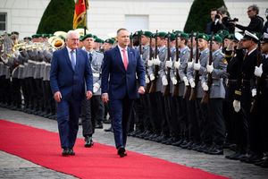 Bundespräsident Frank-Walter Steinmeier begrüßte seinen rechtskonservativen Kollegen mit militärischen Ehren vor dem Schloss Bellevue. - Foto: Bernd von Jutrczenka/dpa