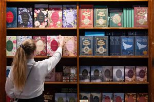 Neuerscheinungen entdecken, bei Lesungen und Diskussionen zuhören, Bücher signieren lassen: die Buchmesse ist vielfältig. (Archivbild) - Foto: Boris Roessler/dpa