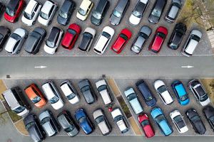 Bei Pkw-Neuzulassungen dominieren weiter gedeckte Lackierungen. (Archivbild) - Foto: Jan Woitas/dpa