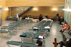 Noch sind die rund 25 Betten im Bürgersaal Zehlendorf für die Nacht nicht in Beschlag genommen. - Foto: Carsten Koall/dpa