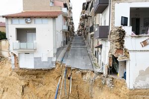 Gefährdete Häuser und beschädigte Straßen in dem vom Erdrutsch betroffenen Gebiet in Niscemi. - Foto: Andrea Petrelli/IPA via ZUMA Press/dpa
