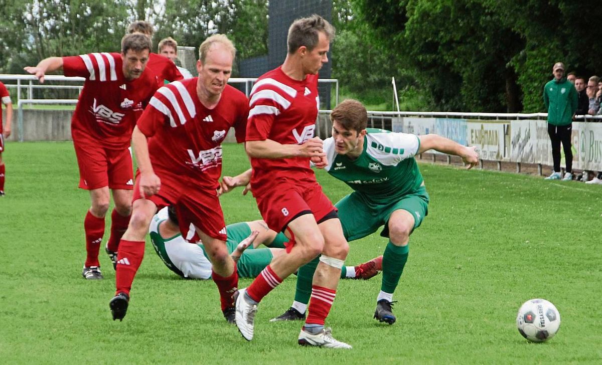 Strauchelt der SuS Cappel (in Grün) auf dem Weg zum Titel etwa noch? In Horn zog der Klassenprimus der Kreisliga A Lippstadt auf jeden Fall mit 1:2 den Kürzeren und geht nun mit fünf Punkten Vorsprung in die letzten Spiele. Foto: Schnieder