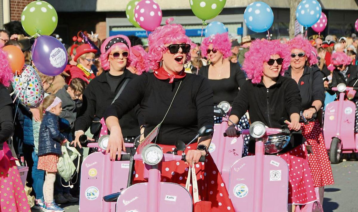 One for the money, two for the show ...“: Ein Hauch von Nostalgie, taillierte Kleider mit schwingenden Röcken, pinke Vespa – das Lebensgefühl der 1950er hatten diese Frauen in Liesborn im Blut. Fehlt nur noch Elvis! Fotos: Cegelski/Puls/Niggenaber