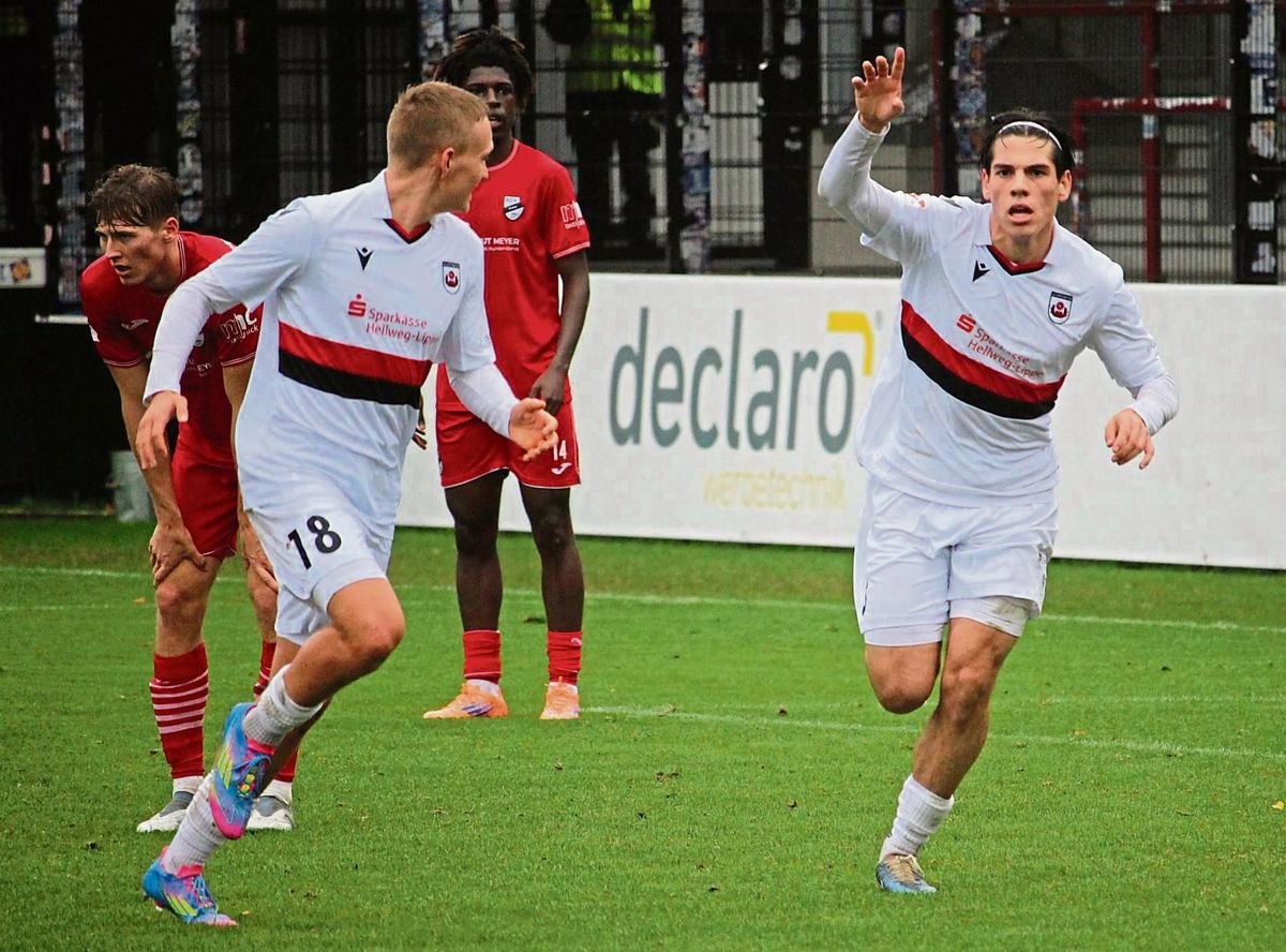 Der Moment der Entscheidung: Gentrit Muja (r.) staubt zum 1:2 ab, nachdem Verls Keeper Fuest einen Dören-Schuss zuvor sensationell abgewehrt hatte. Nico Tübing (l.) brachte nach seiner Einwechslung frischen Wind ins Lippstädter Spiel. Emmanuel Bamba (h.m.) und Co. sind konsterniert. Fotos: Thorsten Heinke