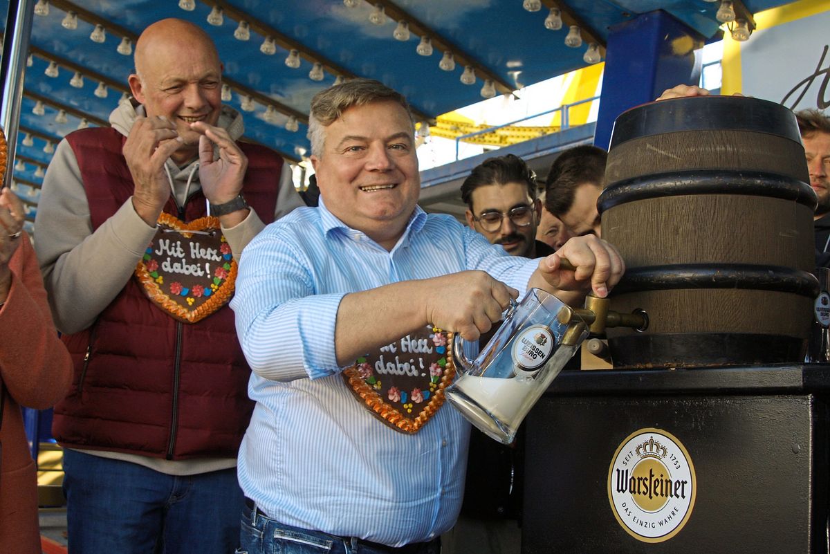 Mit dem herzhaften zweiten Schlag gelang es Bürgermeister Arne Moritz, den Weissenburger Gerstensaft aus dem Fass zu befördern. Foto: Helga Wissing