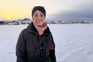 Falls die Amerikaner in Grönland einmarschieren, weiß Tillie Martinussen genau, was sie macht. - Foto: Julia Wäschenbach/dpa