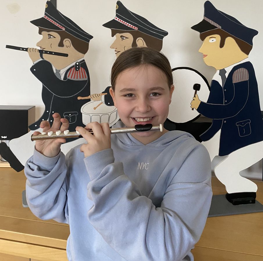 Schülerin Lucie spielt im Tambourkorps die Sopran-Querflöte Foto: Mintert