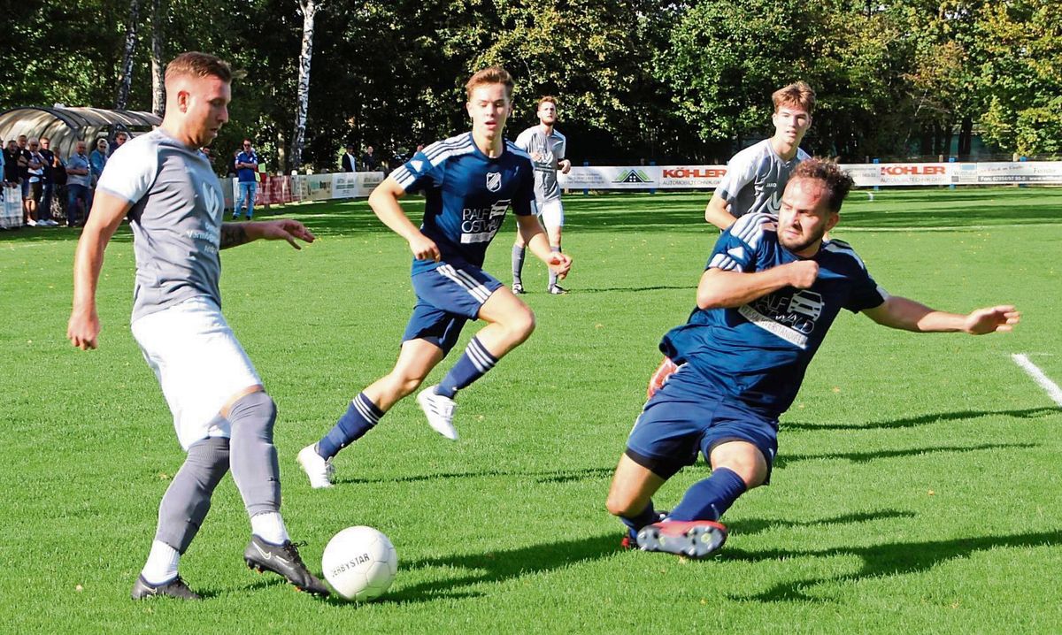 Keinen Sieger gab es im Hinspiel zwischen dem TuS Lipperode und BW Lipperbruch (in Blau), denn Lipperode kassierte in der Nachspielzeit noch den 1:1-Ausgleich. Nun geht der TuS als Favorit ins Rückspiel und will alle drei Punkte aus Lipperbruch entführen. Foto: Schnieder