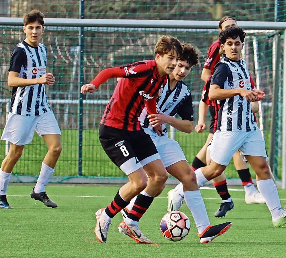 Die B-Junioren des SV Lippstadt (in Schwarz-Rot) gewannen ihre letzten beiden Spiele. Nun geht es für die Brinschwitz-Truppe zur Eintracht nach Dortmund. Foto: Feichtinger