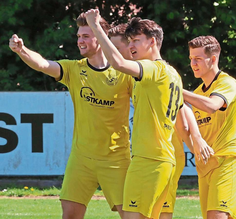 Jawoll! Es läuft! In einer umkämpften Partie beim Abstiegskandidaten Ottfingen siegte der SuS Bad Westernkotten mit 3:2 und darf weiter vom Aufstieg träumen. Foto: Lütkehaus
