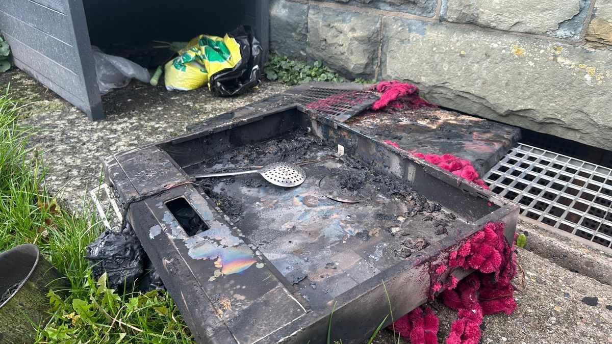 Die Dunstabzugshaube brannte bei dem Feuer komplett aus. Foto: Feuerwehr Anröchte