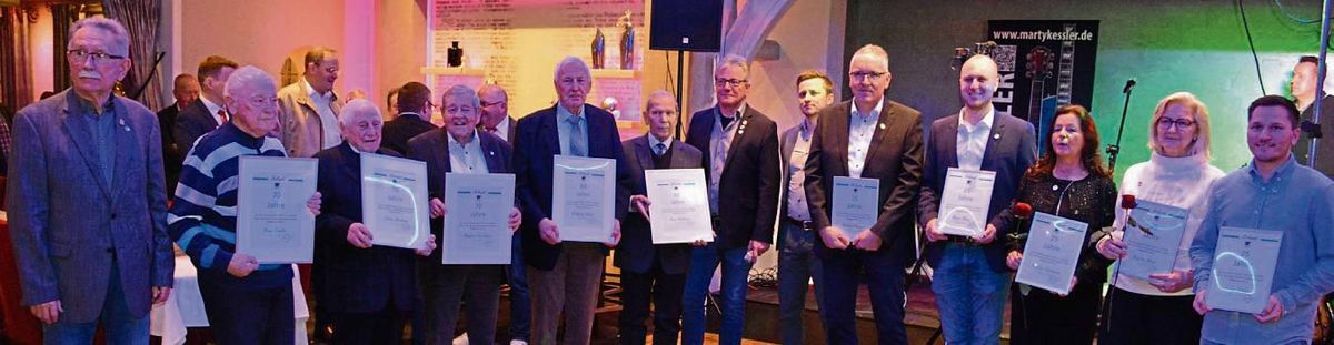 Auf dem Sportlerball im Landhaus Günther ehrte der VfL Hörste/Garfeln seine Vereinsjubilare (v.l.): Herbert Wessel (Ehrenvorsitzender), Bruno Ermler (70 Jahre Mitgliedschaft), Dieter Nicolmann (70), Manfred Nicolmann (70, ebenfalls Ehrenvorsitzender), Wolfgang Kukuk (60), Heinz Kückmann (60), Thomas Rasch (1. Vorsitzender), Matthias Klaus (ab hier bis Ende alle 25 Jahre Mitgliedschaft), Matthias Kemper, Marco Brune, Martina Kückmann, Brigitta Hesse und Julian Köhler.