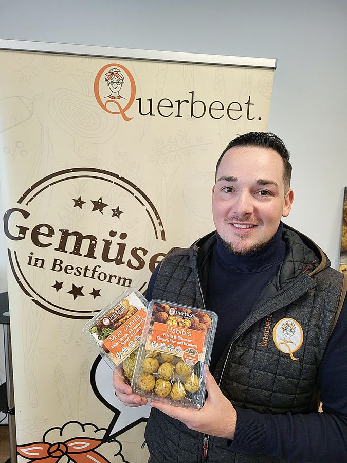 Philipp Kilian produziert mit Querbeet vegane Snacks – und einige wenige tragen dabei auch Bezeichnungen wie Burger oder Bifteki. Foto: Schwade