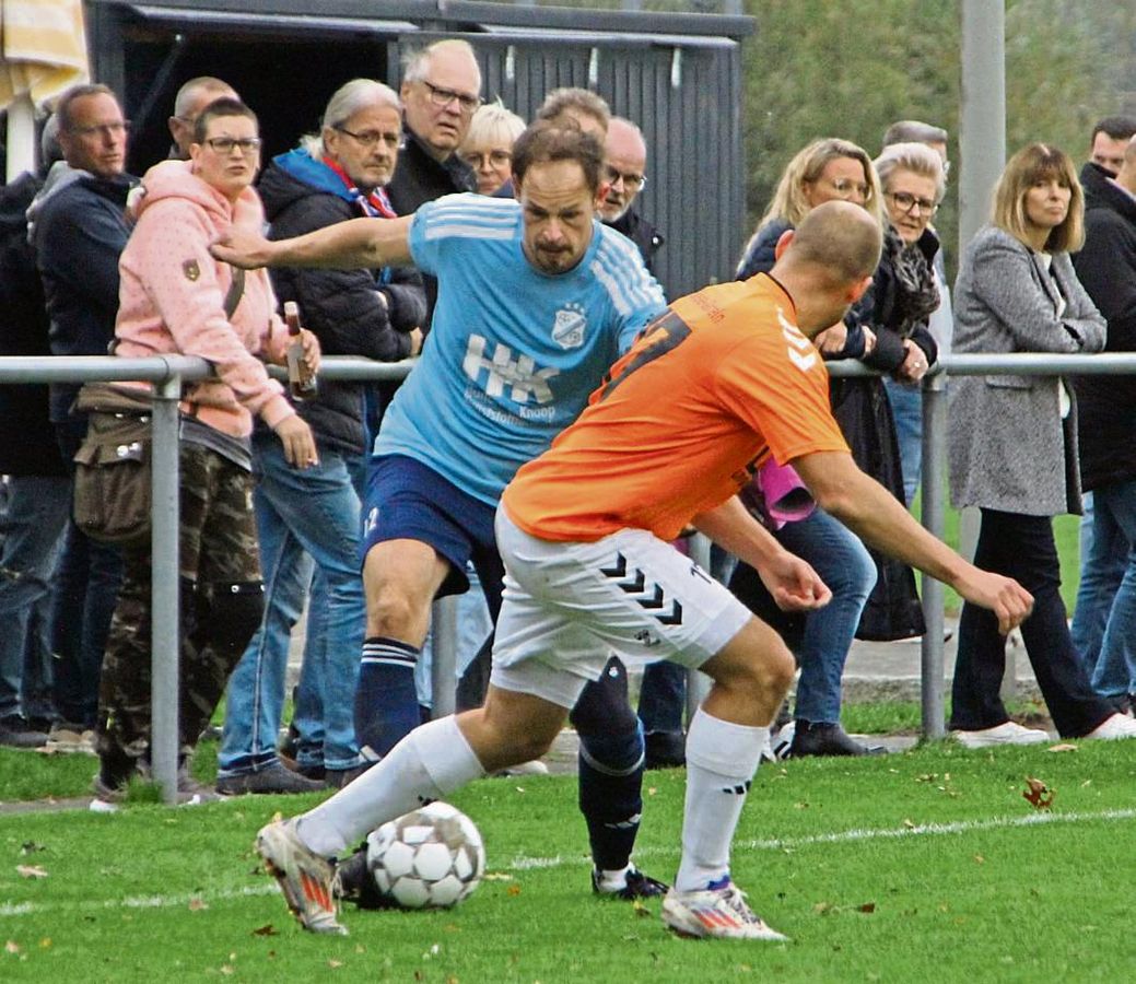 „Englische Woche“ in der Kreisliga A: Der FC Mönninghausen (blaue Trikots) reist nach Anröchte, der VfL Hörste/Garfeln (weiße Hosen) zum Aufsteiger TuS Belecke. Foto: Heiner Schnieder