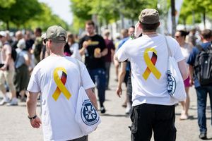 Mit gelber Schleife auf dem Veteranentag. Das Symbol erinnert an die Gefallenen und Verwundeten der Einsätze. - Foto: Fabian Sommer/dpa