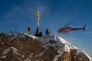 Ein Helikopter hat das frische vergoldete Kreuz zurückgebracht. - Foto: Peter Kneffel/dpa