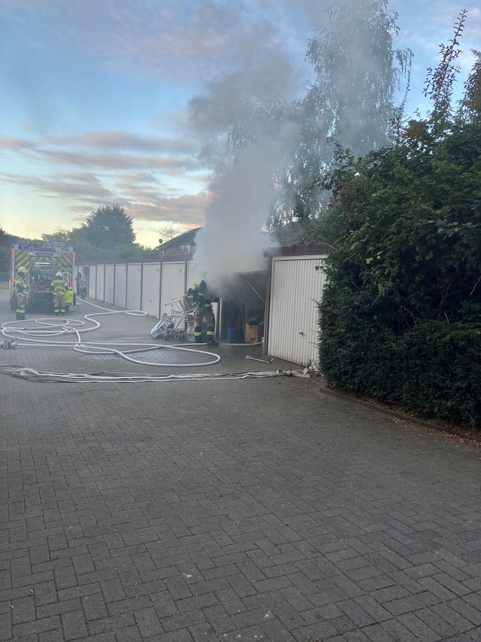 Eine Garage ist am Dienstagabend in der St.-Hedwig-Straße in Lippstadt in Flammen aufgegangen. Foto: Feuerwehr Lippstadt