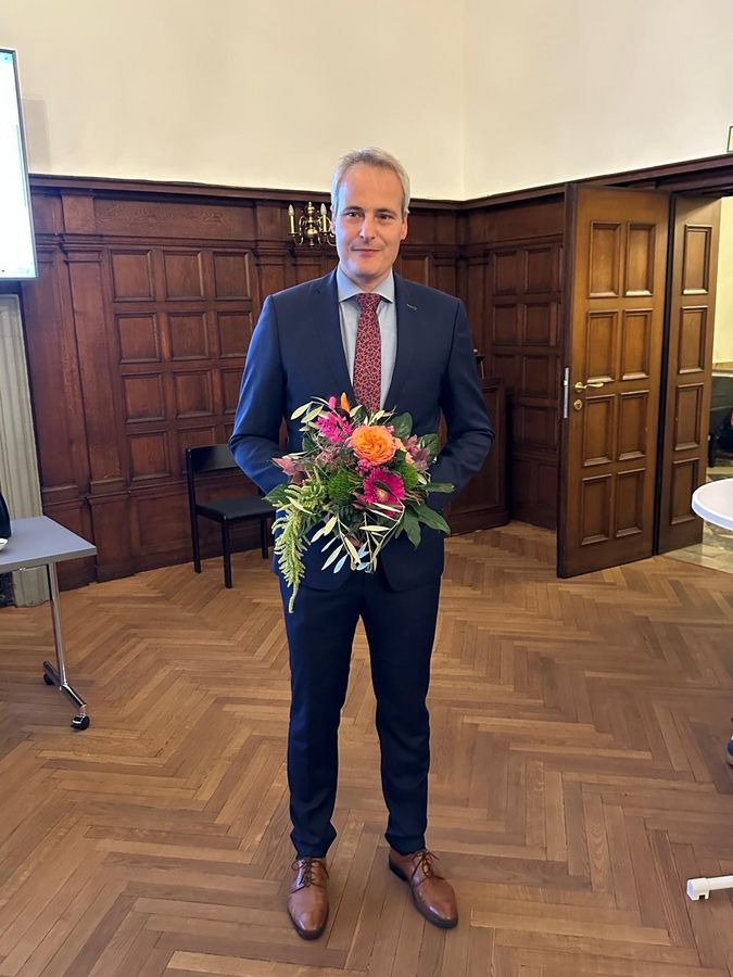 Alexander Tschense hat die Stichwahl gewonnen: Er wird neuer Bürgermeister von Lippstadt. Blumen und Applaus gab es beim 