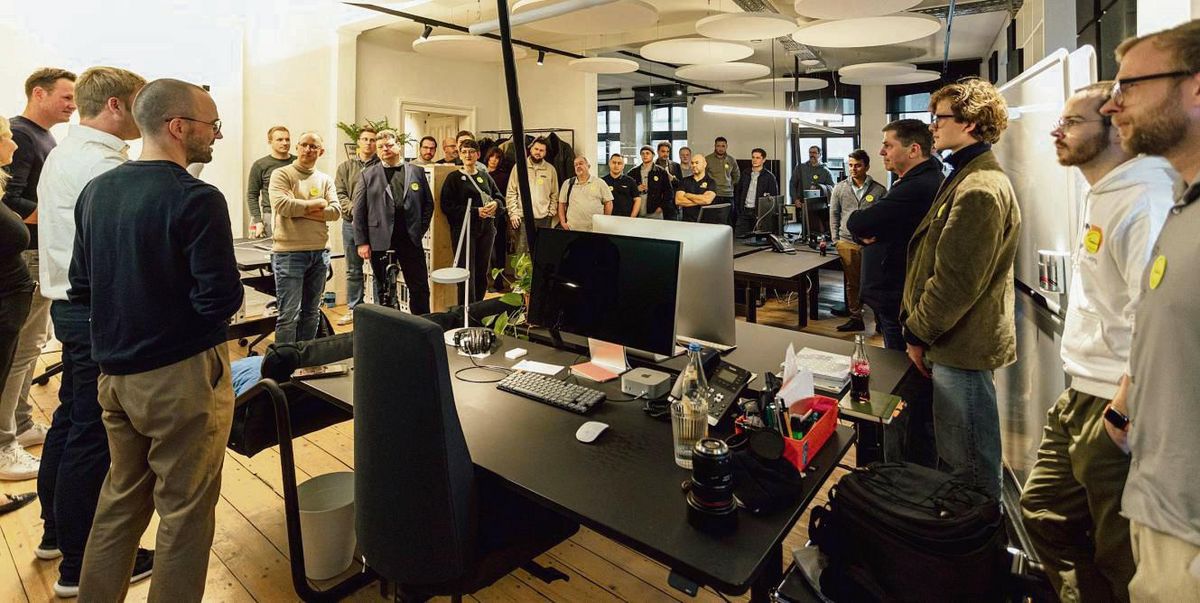 Wenn sich über 30 Gründer mitten in Lippstadt treffen: Das neue Format eines Stammtischs soll sie regelmäßig zusammenbringen – und dafür sorge, dass Gründer insbesondere im Tech Bereich weiter in der Region bleiben. Foto: Andreas Eschrich