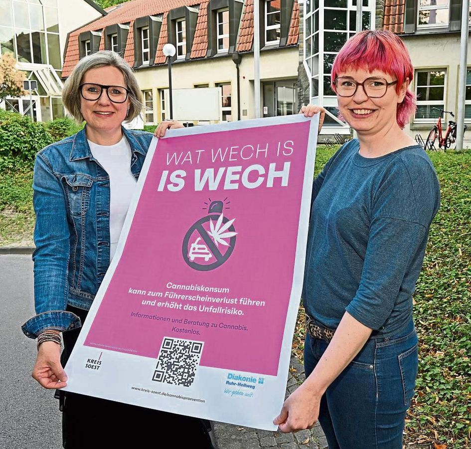 Setzen beim Cannabiskonsum auf Aufklärung: Alexa Krause, Suchtpräventionskraft des Kreises Soest (r.), und Stefanie Gernhold, Leiterin der Suchtberatungsstellen der Diakonie Ruhr-Hellweg. Kreis und Diakonie starten gemeinsam eine Plakat-Kampagne, die auf kostenlose und anonyme Beratungsangebote aufmerksam macht. Foto: Schulte-Nölle (Kreis Soest)