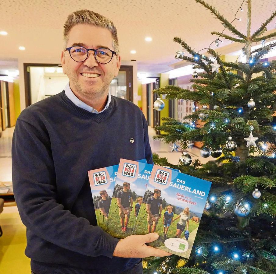 Das neue Buch „Was ist was – Das Sauerland“ ist im Rüthener Tourismusbüro bei Klaus-Dieter Hötte erhältlich. „Es eignet sich auch gut als kleines Weihnachtsgeschenk.“ Foto: Sarah Bsdurek