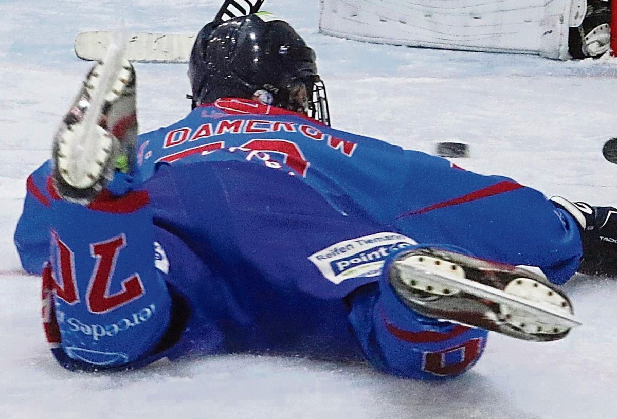 Im sechsten Anlauf soll es für Kristall Lippstadt klappen mit dem ersten Saisonsieg in der Eishockey-Bezirksliga. Das Team von Trainer Sergej Neufeld empfängt im Kellerduell am Sonntag um 18 Uhr das ebenfalls noch punktlose Schlusslicht GSC Moers 1b im Eisschuppen. Foto: Lütkehaus