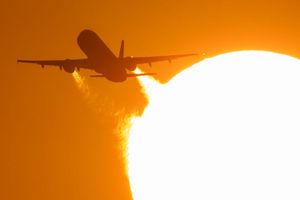 Die Vorfreude auf den Urlaub ist groß - bis stundenlange Verspätungen an den Nerven zehren. (Archivbild) - Foto: Boris Roessler/dpa