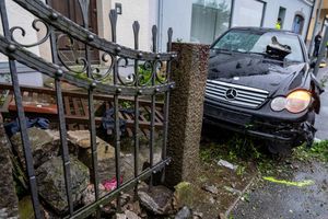 Der Mann steuerte den Wagen wohl bewusst in die Menschengruppe. - Foto: Armin Weigel/dpa