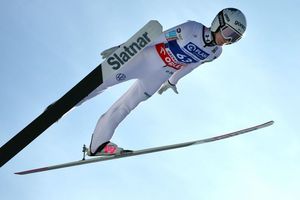 Nika Prevc springt in Oberstdorf. - Foto: Karl-Josef Hildenbrand/dpa