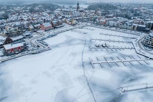 Eis bedeckt derzeit Seen der Mecklenburgischen Seenplatte - auch die Müritz. - Foto: Jens Büttner/dpa