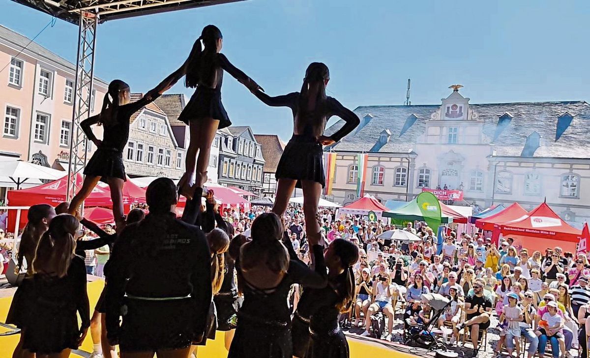 Die Kleinen begeisterten vor großer Kulisse – ob wie hier die „Hummingbirds“ (also die Nachwuchs-Cheerleader der American Footballer in Lippstadt) oder die Kindertanzgruppen der Kirchengemeinden.