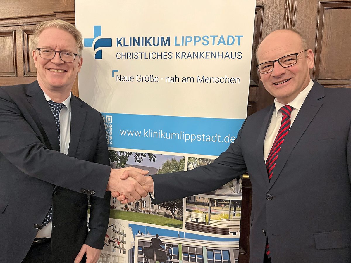 Doppelspitze fürs neue Klinikum: Die Geschäftsführer Prof. Volker de Vry (l.) und Franz Fliß verkündeten am Freitag im Rathaus die besiegelte Fusion. Foto: Friedrich