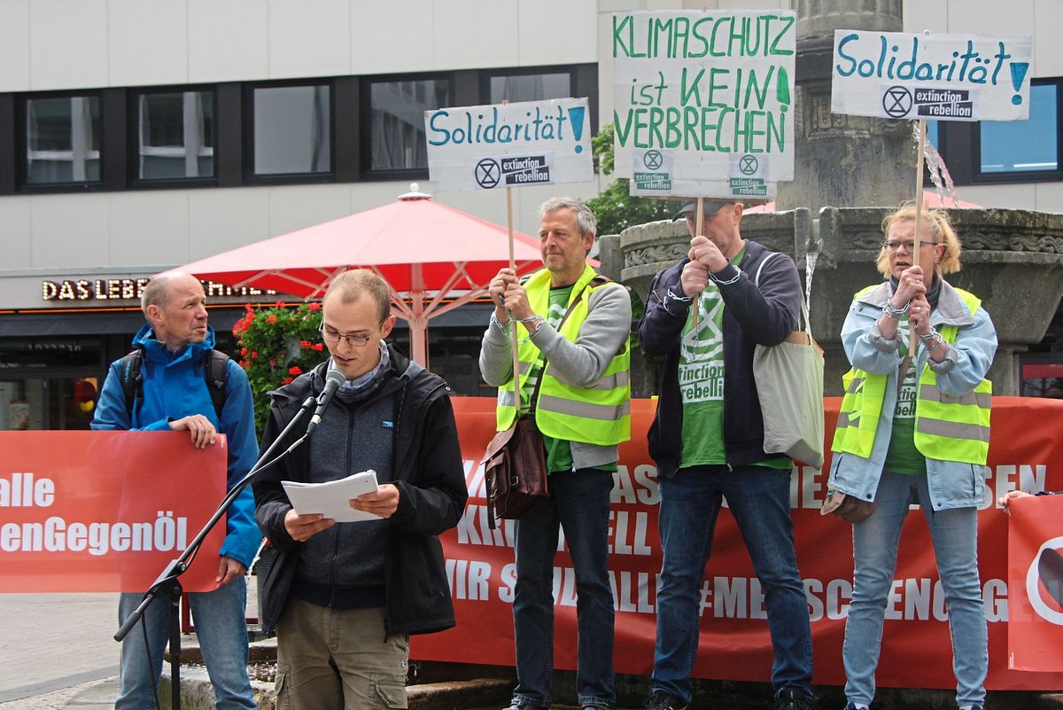 „Klimaschutz ist kein Verbrechen“: Rund 70 Menschen waren der Einladung zur Mahnwache in Lippstadt gefolgt. Fotos: Wissing