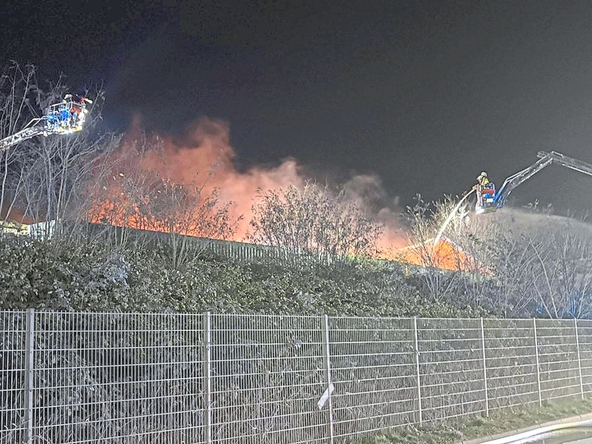 Einsatzkräfte der Feuerwehr bekämpfen den Brand in einer Lagerhalle in Erwitte. Die Rauchwolke zieht bis nach Lippstadt. Foto: Feuerwehr Kreis Soest