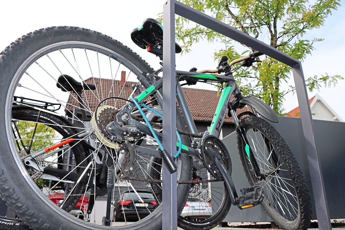 Das Kind fuhr mit seinem Fahrrad durch den Baustellenbereich zwischen Geseke und Störmede, als ein Auto es von der Straße drängte. Symbolfoto