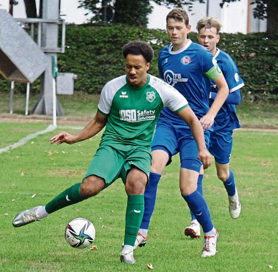 Der Start des Bezirksliga-Aufsteigers SuS Cappel (in Grün) konnte sich ohne Frage sehen lassen. Nun versucht man in Bad Sassendorf das nächste Ausrufezeichen zu setzen. Foto: Schlink