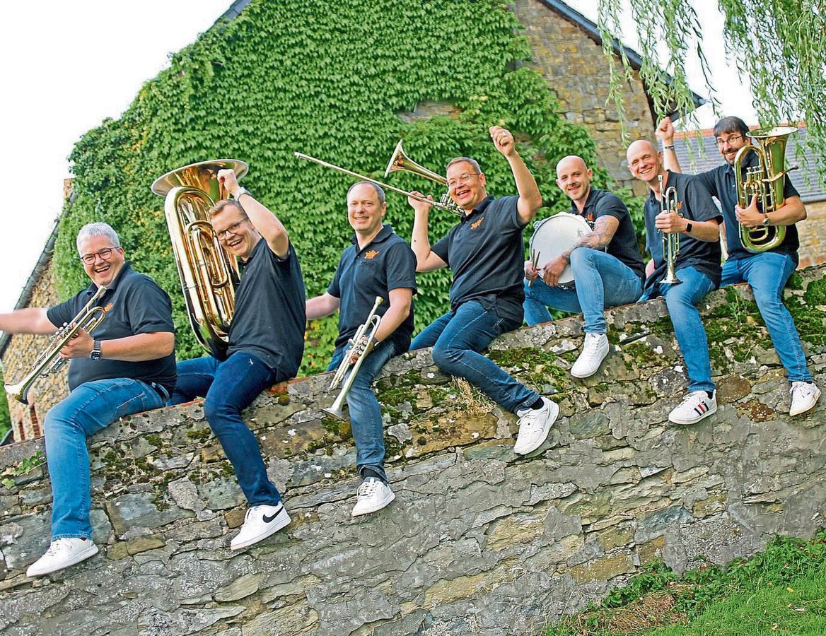 Die Band Pffft - Spaß am Blasen verlässt die heimischen Gefilde für einen Auftritt im Hofbräuhaus in München. Mit dem Bus reisen die Musiker und Fans an.