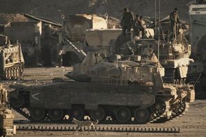 Israelische Panzer an der Grenze zum Gazastreifen. - Foto: Leo Correa/AP/dpa