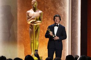 Tom Cruise freut sich über seine erste Oscar-Trophäe. - Foto: Chris Pizzello/Invision/dpa