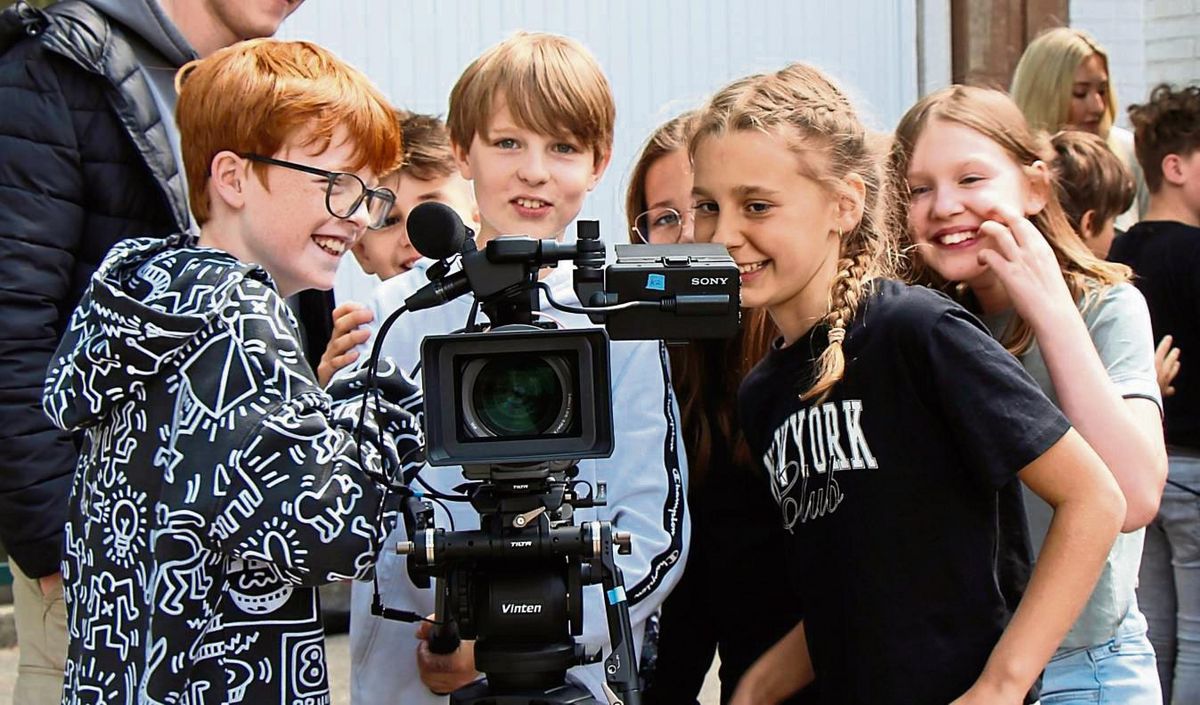 Kamera läuft: Die Benninghäuser Grundschüler konnten das Equipment der „Sportschau“ ausprobieren. Fotos: Löseke