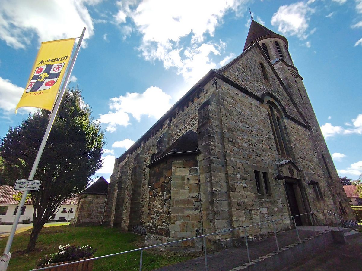 Die Kirchen in Rixbeck (Bild) und Dedinghausen könnten „schlafend gestellt“ werden.