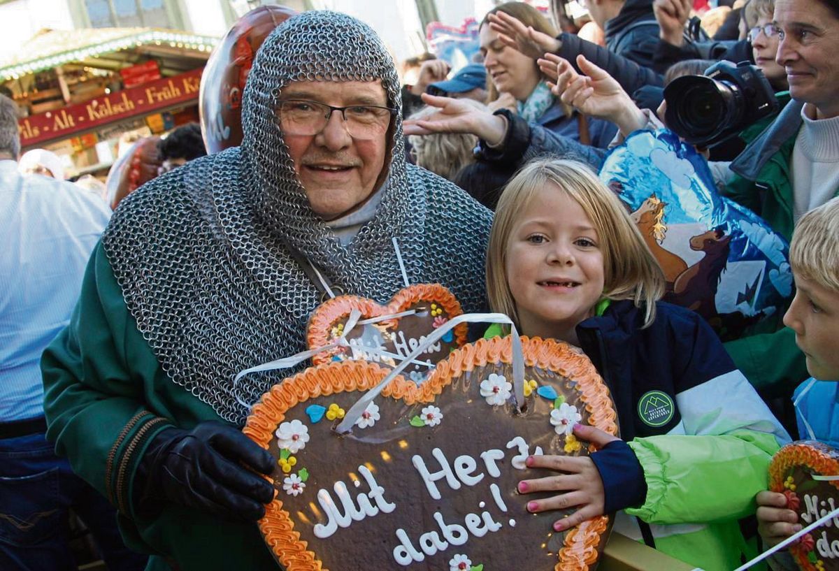 Zum ersten Mal ist Josef Vossebürger bei der Herbstwoche als Graf Bernhard „mit Herz dabei“. Eine der süßen Lebkuchenköstlichkeiten im XXL-Format ergatterte die kleine Samantha (7). Fotos: Helga Wissing