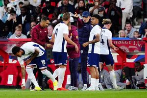 Englands Trainer Thomas Tuchel (M) konnte mit der Leistung seiner Spieler gegen das Team aus Senegal nicht zufrieden sein. - Foto: Mike Egerton/PA Wire/dpa