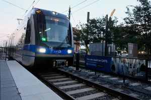 In einer Stadtbahn in den USA kam es zu einem tödlichen Angriff auf eine junge Frau. - Foto: Erik Verduzco/AP/dpa