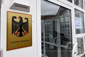 Nach einer Genehmigung durch das KBA darf die Paderborner Firma Holon ihr Elektro-Shuttle deutschlandweit im autonomen Fahrmodus mit Sicherheitsfahrer erproben. - Foto: Carsten Rehder/dpa