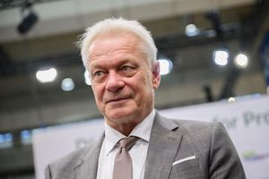 Wegen eines technischen Defektes am Flugzeug musste Bundesagrarminister Alois Rainer einen Flug in die USA umplanen. - Foto: Julian Stratenschulte/dpa