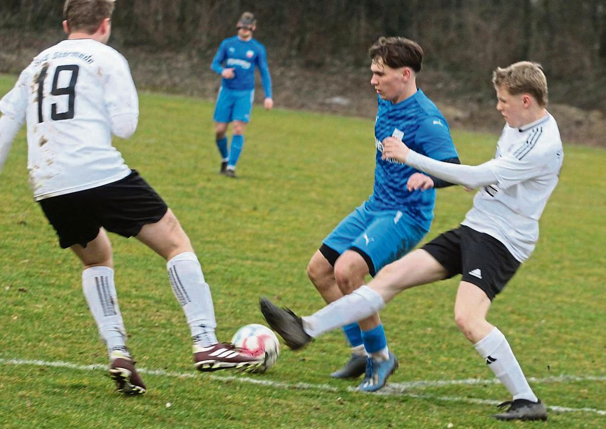 Erst im Elfmeterschießen konnte der SuS Störmede (in Weiß) gegen den TuS Lipperode das Ticket für das Kreispokal-Halbfinale buchen. Gegner ist der TSV Rüthen. Foto: Brand