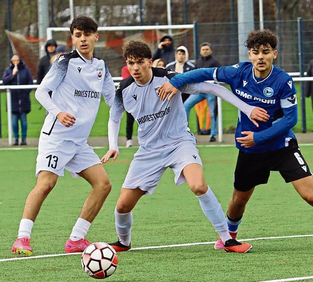 Nach dem Dämpfer beim 1:3 gegen Arminia Bielefeld wollen die B2-Junioren des SV Lippstadt (in Weiß) jetzt bei Preußen Münster II zurück in die Erfolgsspur. Foto: Feichtinger