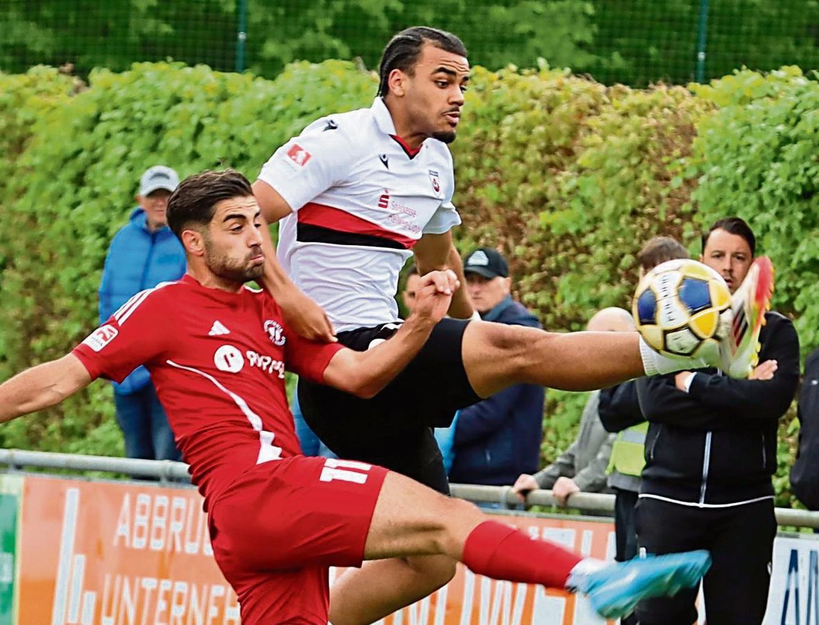 Ob Abwehr, Mittelfeld oder Angriff: David Dören (r.) ist quasi überall einsetzbar. Genau diese Qualität braucht der SV Lippstadt am Sonntag im vorletzten Heimspiel gegen die SG Finnentrop/Bamenohl. Foto: Lütkehaus